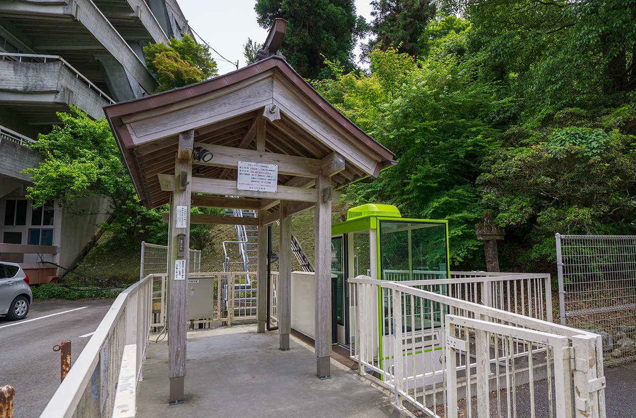 モノレール型のスロープカーの停留所