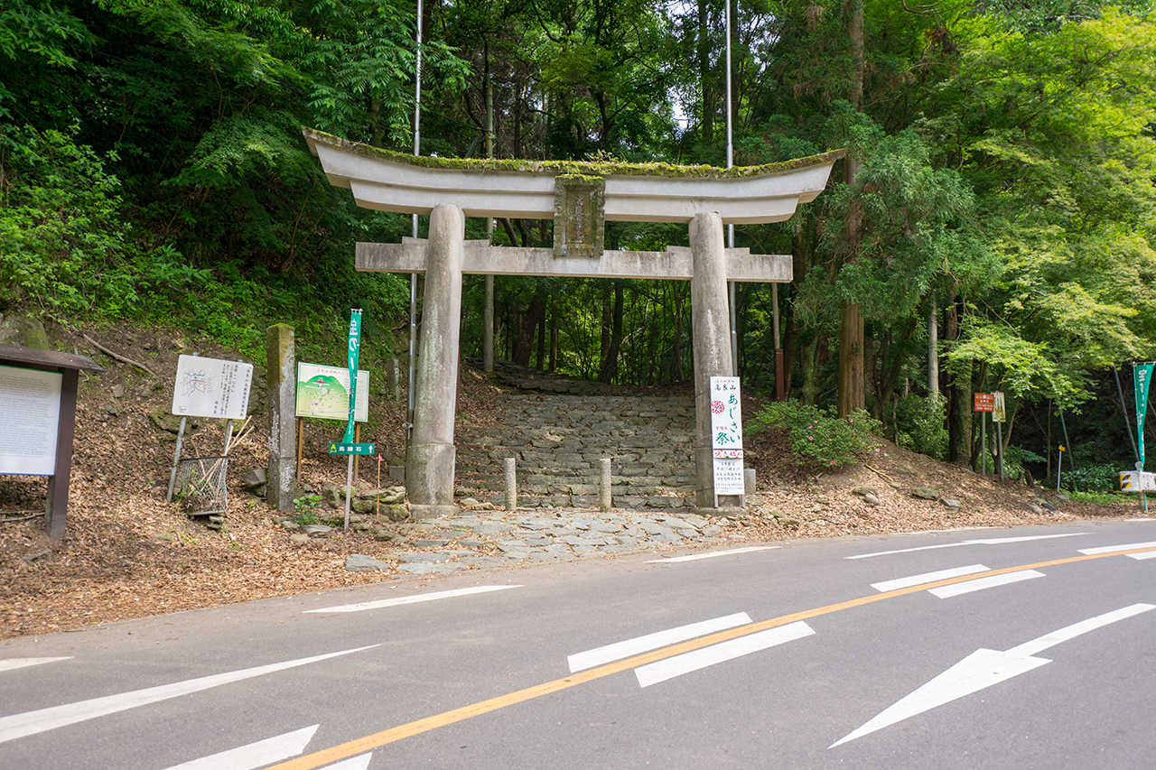 道の分かれ道にある二の鳥居