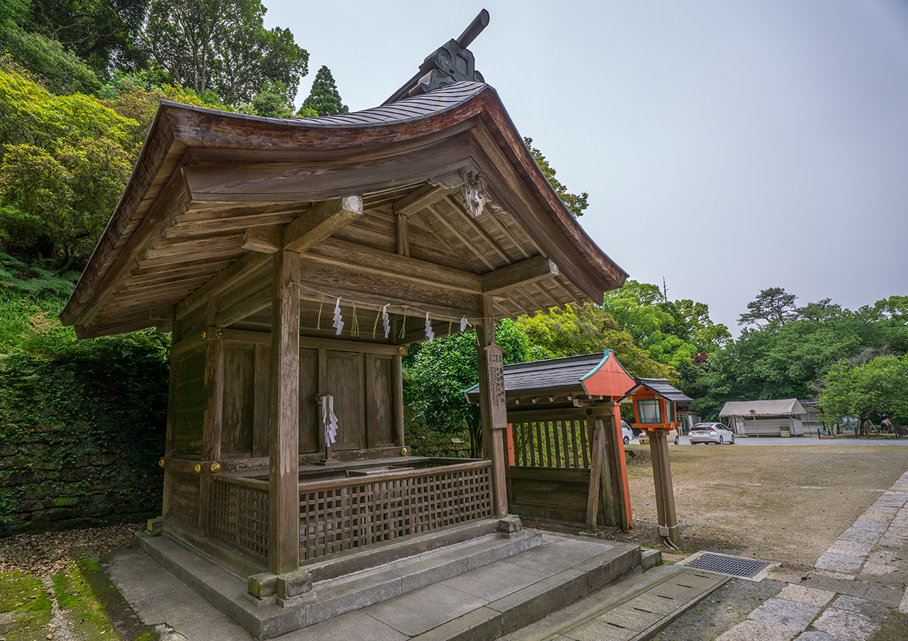 真根子社 社殿 斜め