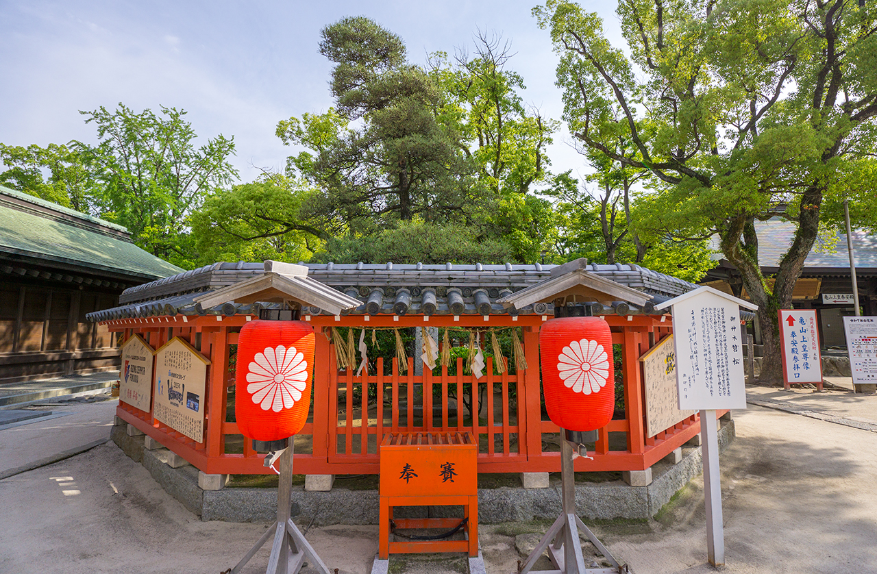 朱塗りの玉垣