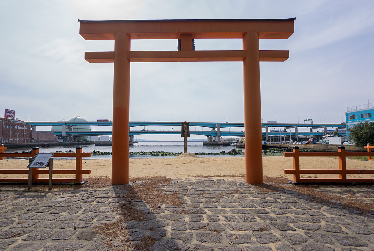 お潮井取りを行う浜の鳥居