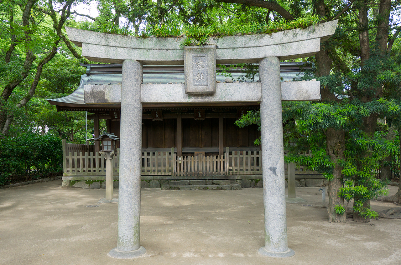 西末社 鳥居と社殿
