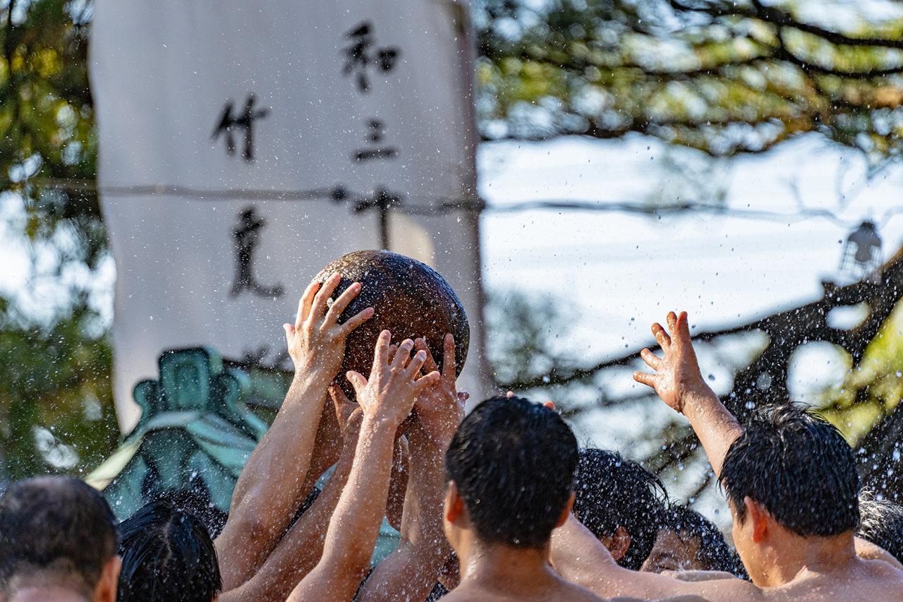 玉せせり（玉取祭）