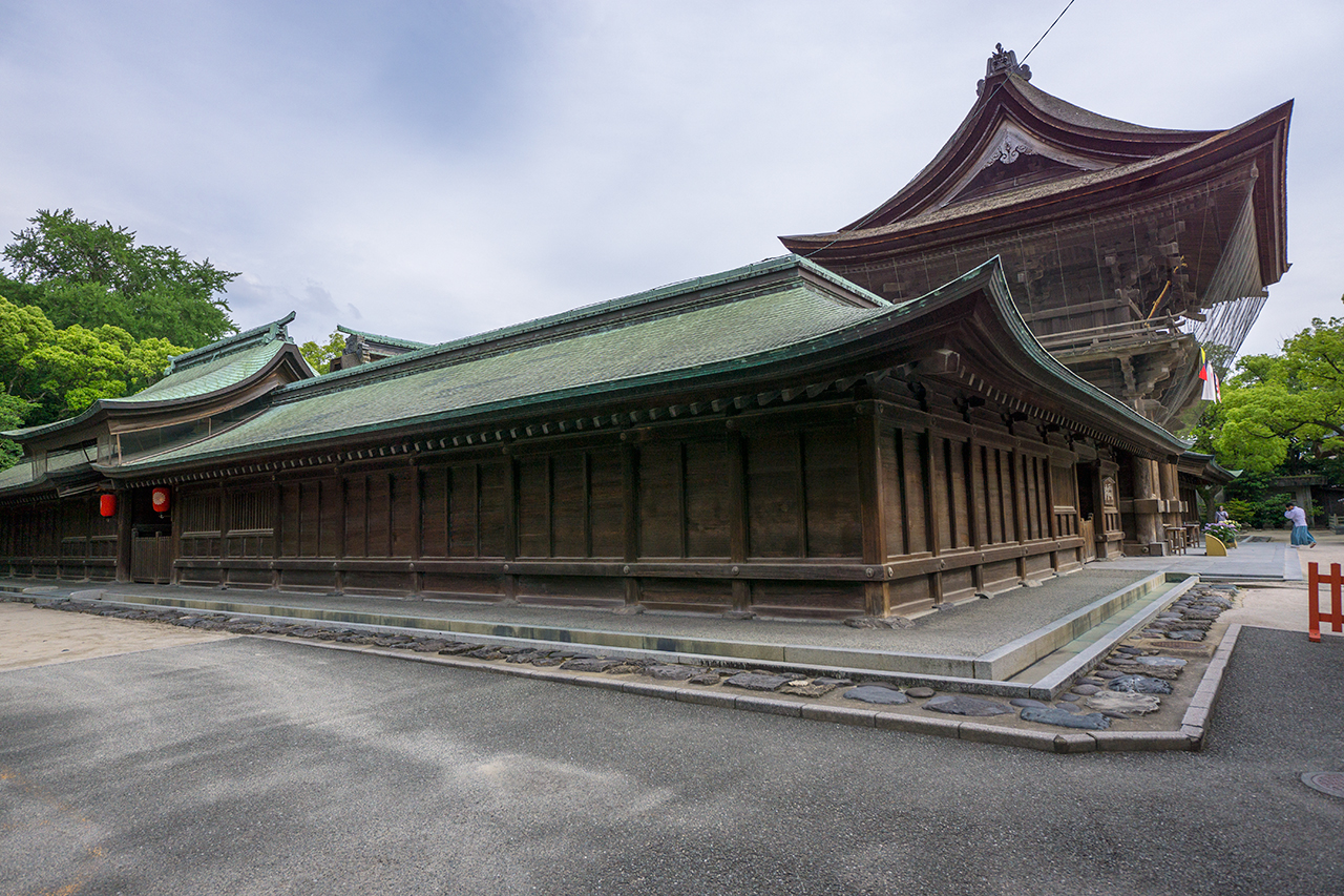 楼門と回廊から見える本殿の一部
