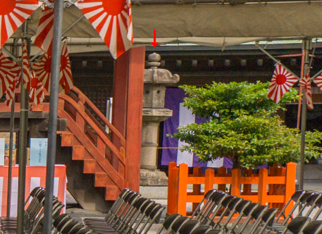 楼門から見える千利休が奉納した石燈籠