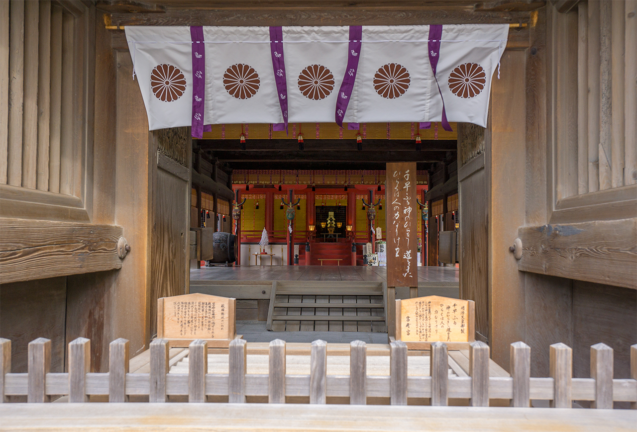 楼門からみえる拝殿