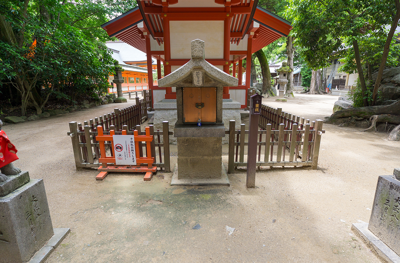 裏側の荒熊白髭稲荷神社 本殿