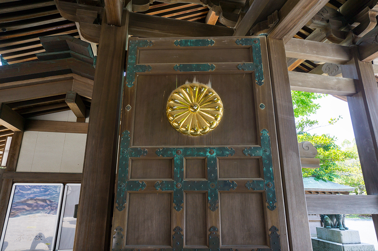 神門 扉の菊紋