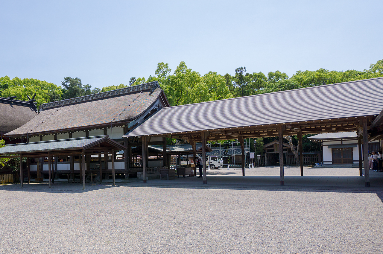 神門から続く屋根と拝殿