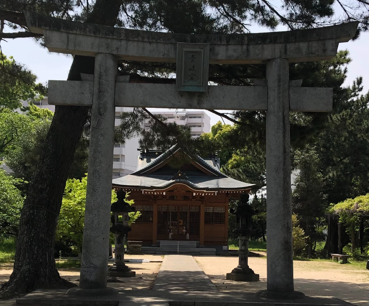 鳥居と拝殿