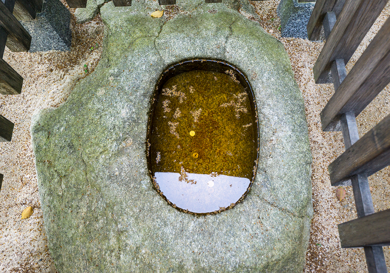 竈門神社 上から覗いた水鏡
