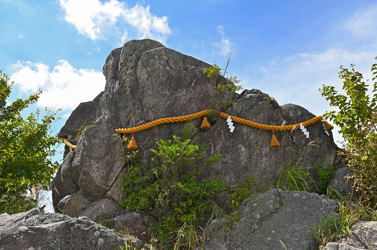 竈門神社 拝礼岩