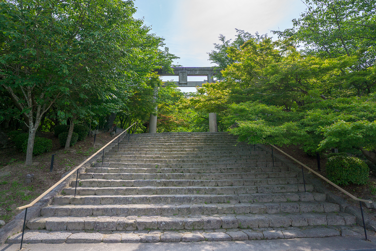 竈門神社 石段からみえる鳥居