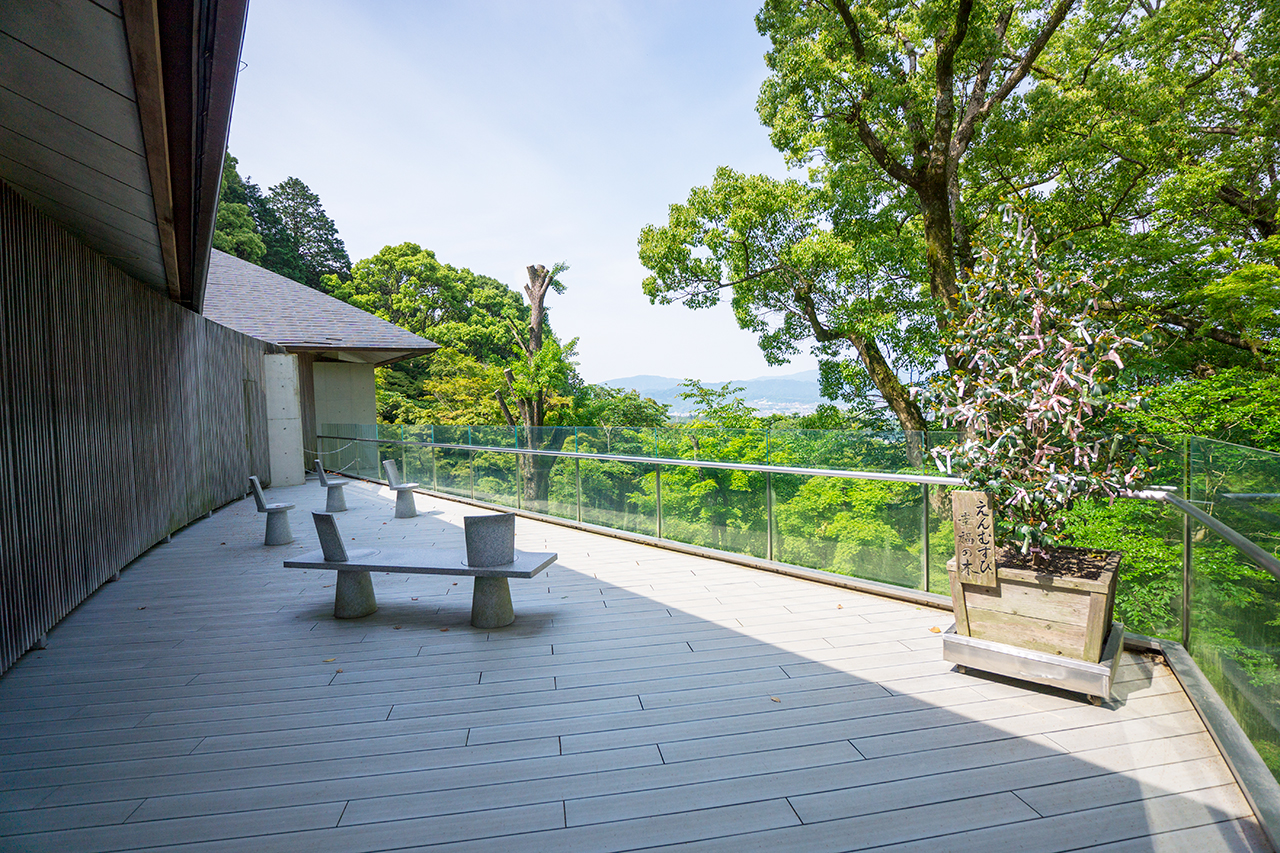 竈門神社 展望舞台のベンチ