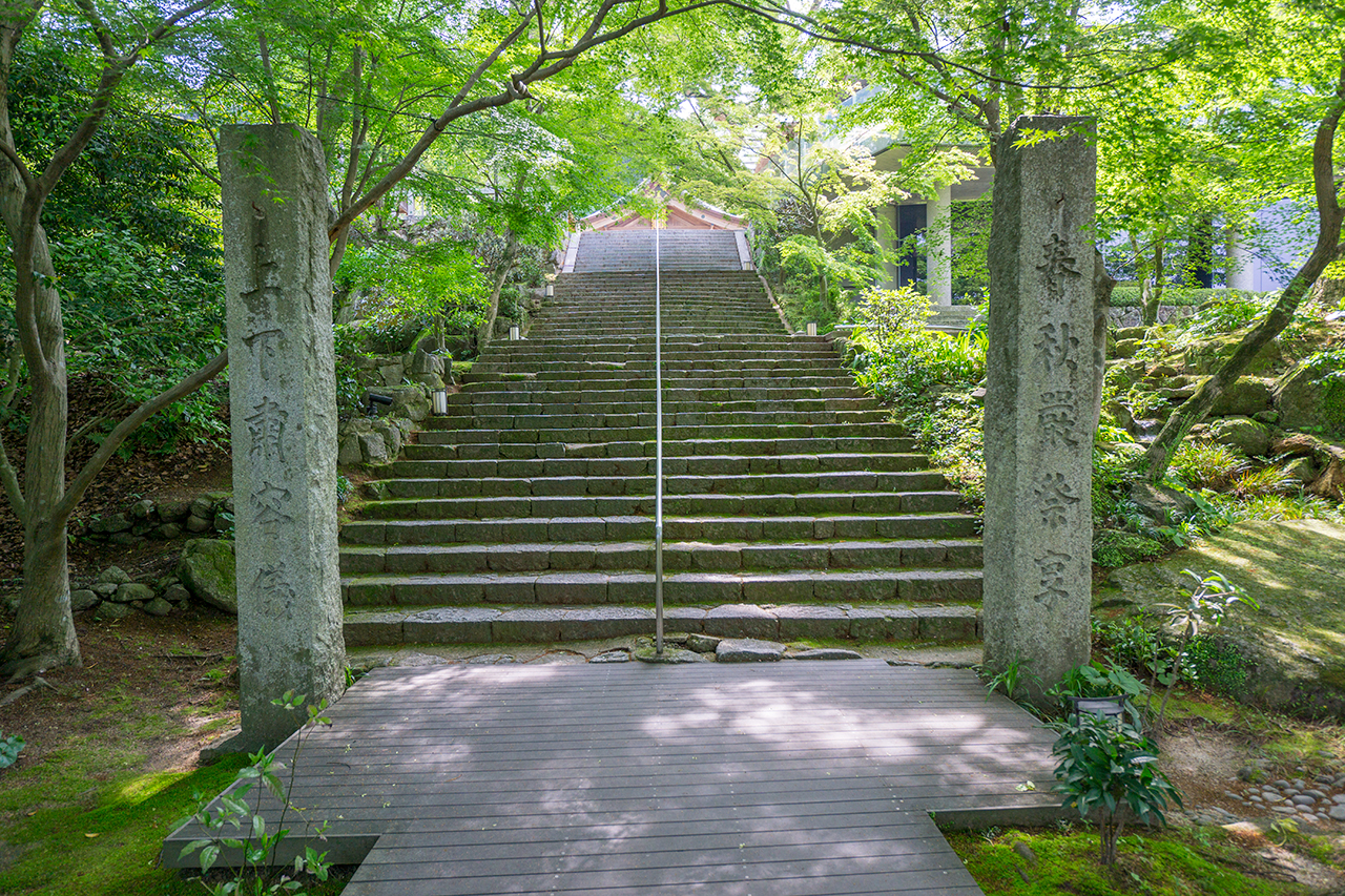 竈門神社 「上下粛容儀」「春秋厳祭祀」と刻まれた一対の石柱