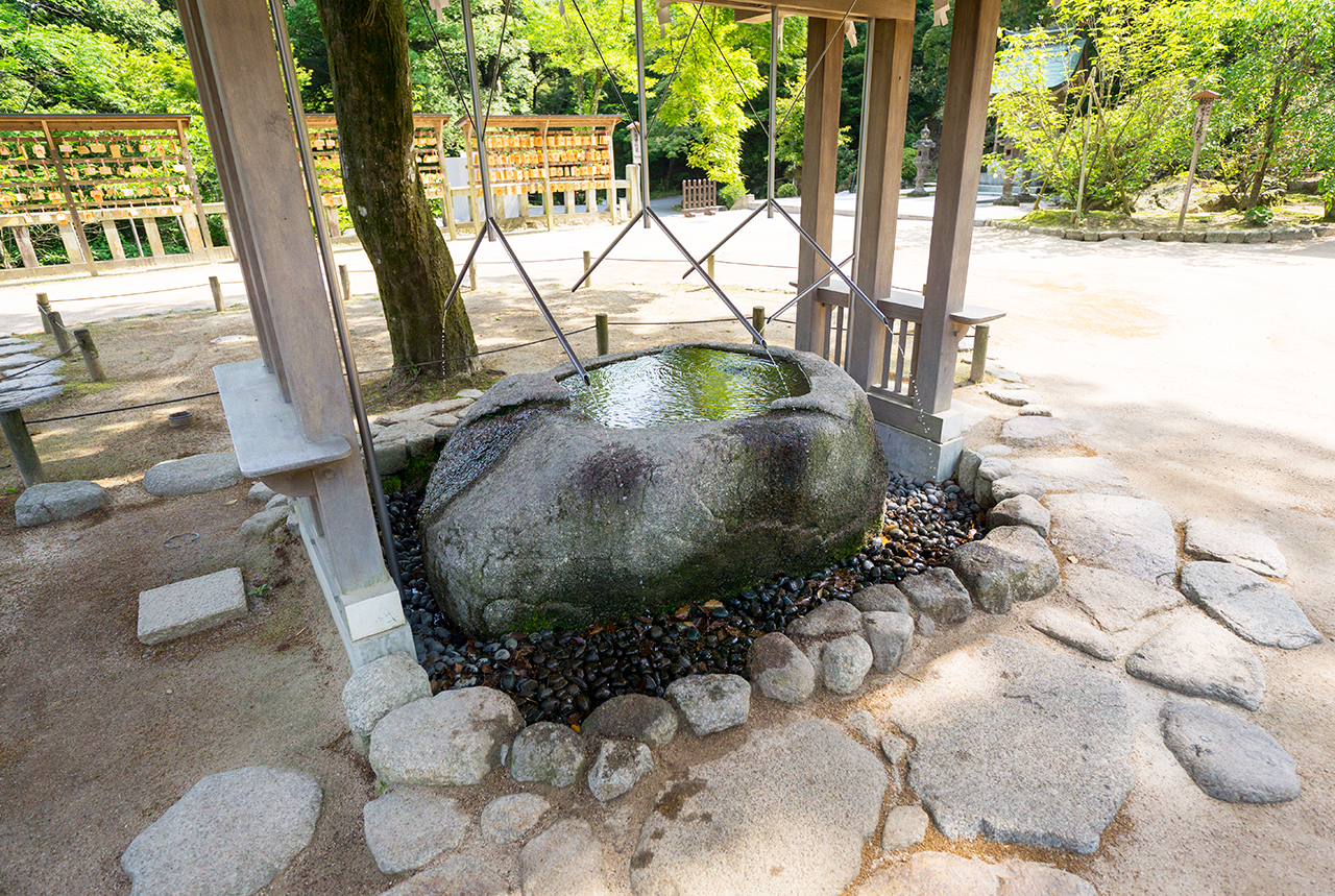 竈門神社 水が出ている手水舎