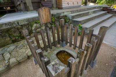竈門神社 竈門神社 木柵に囲まれた水鏡