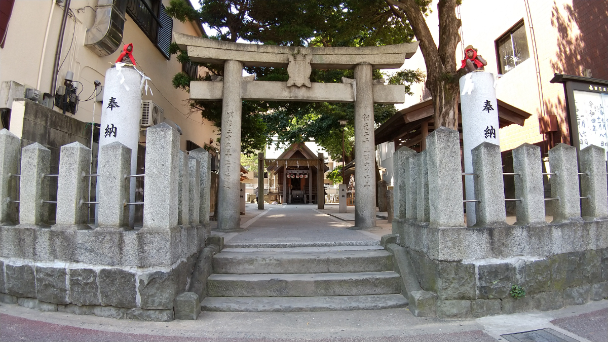 鳥居と社殿