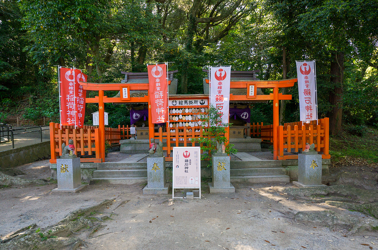 稲荷神社と鶏石神社 社殿