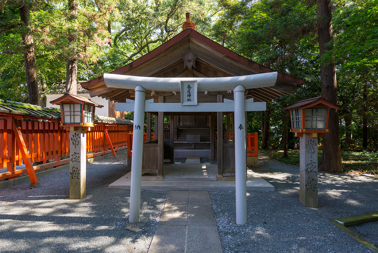 巻尾神社　鳥居と社殿