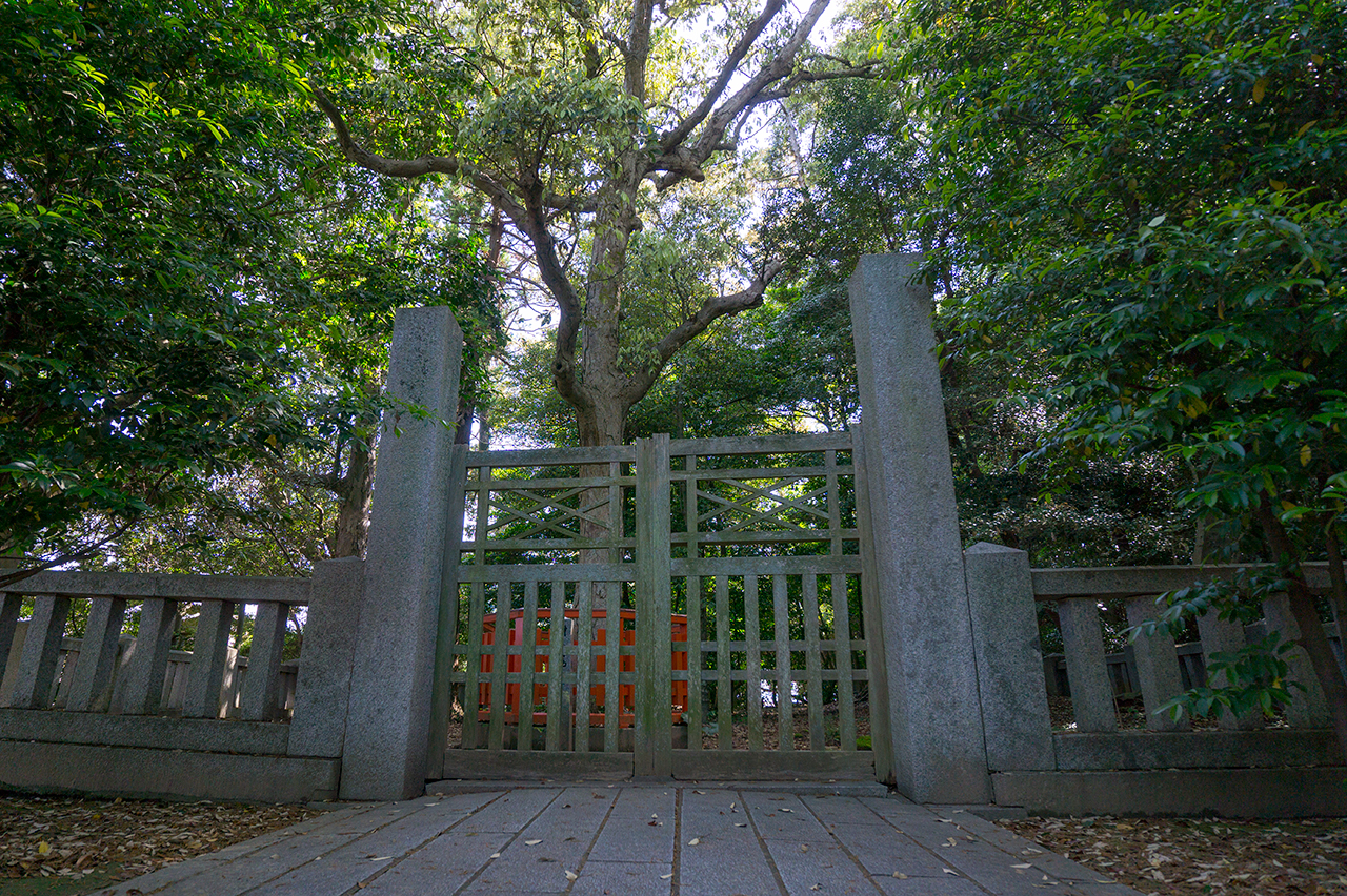 香椎の由来になったご神木前の門