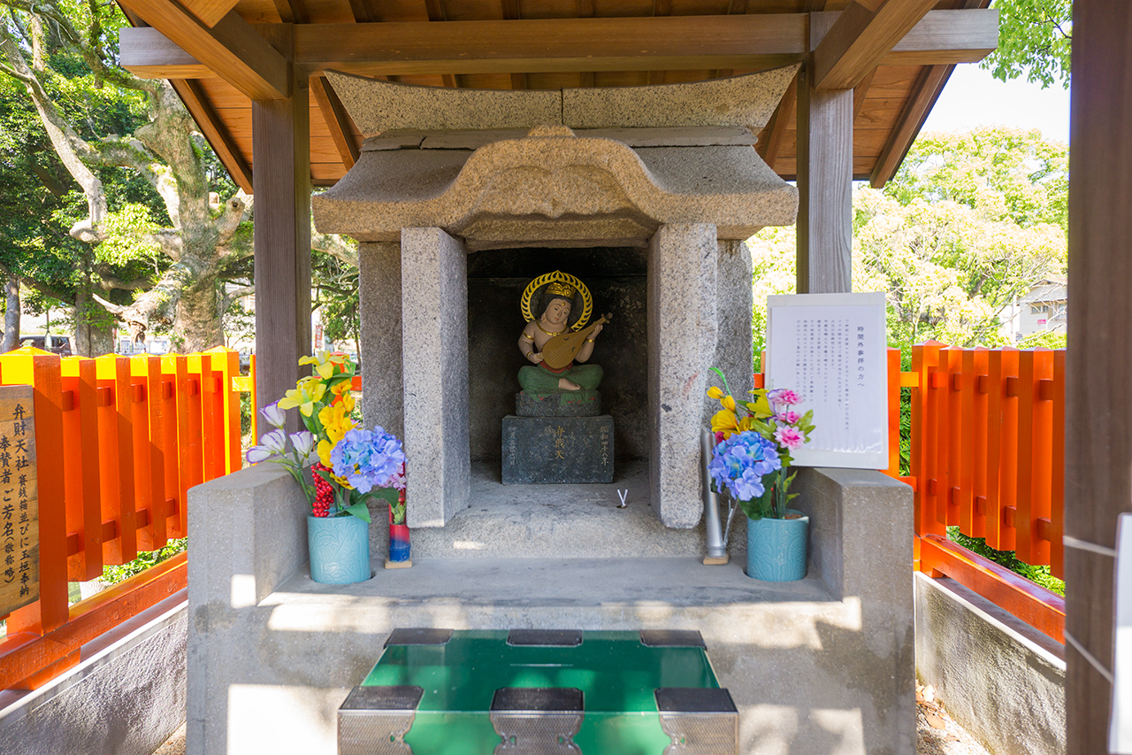 御祭神の弁財天像