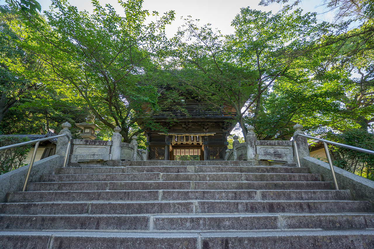 石段の上の楼門