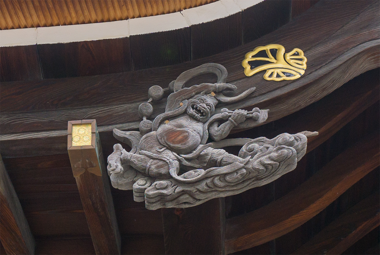 雷神の彫刻
