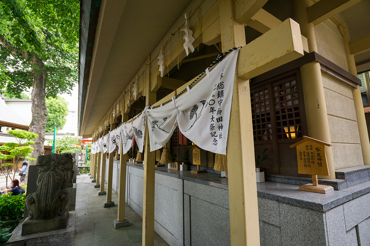 末社8社 社殿 斜め 