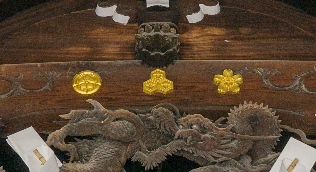 拝殿の神紋