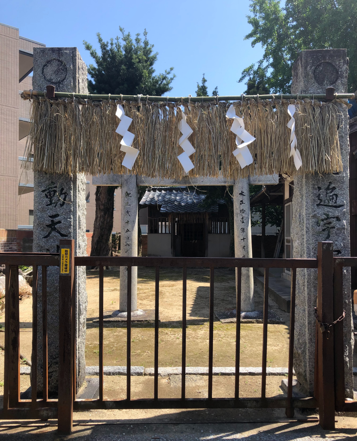 鳥居と拝殿