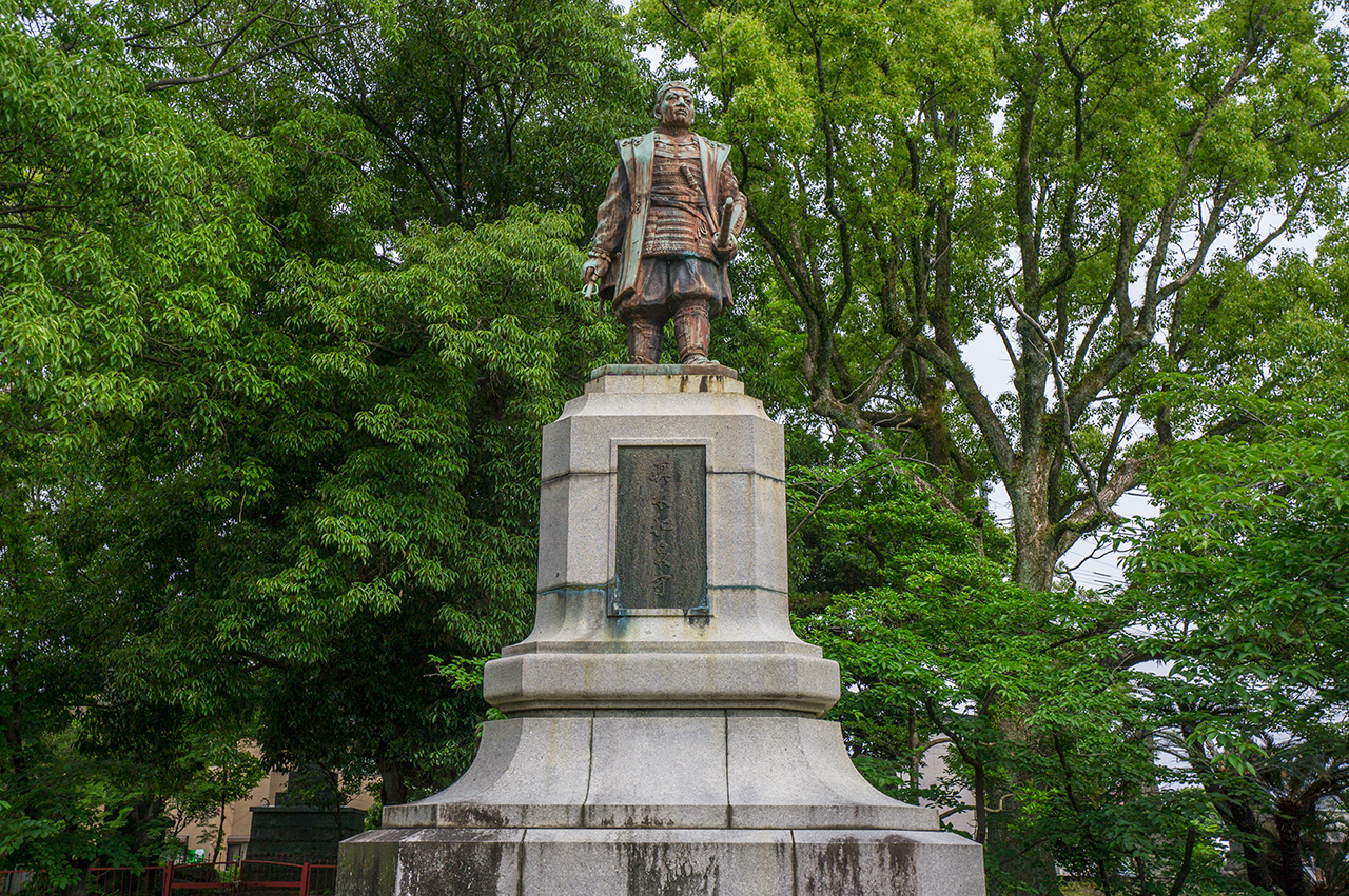 眞木和泉守の銅像