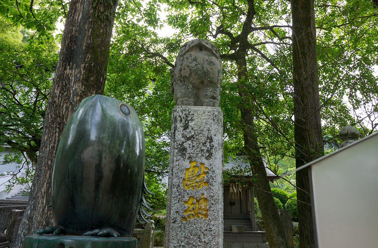 石でできた鷽像