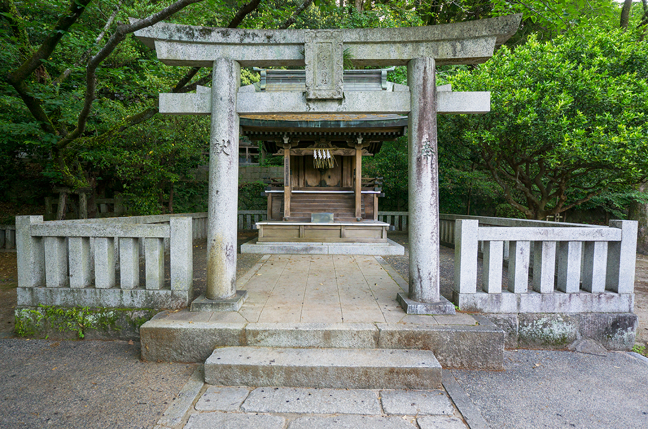 中島神社 鳥居と社殿