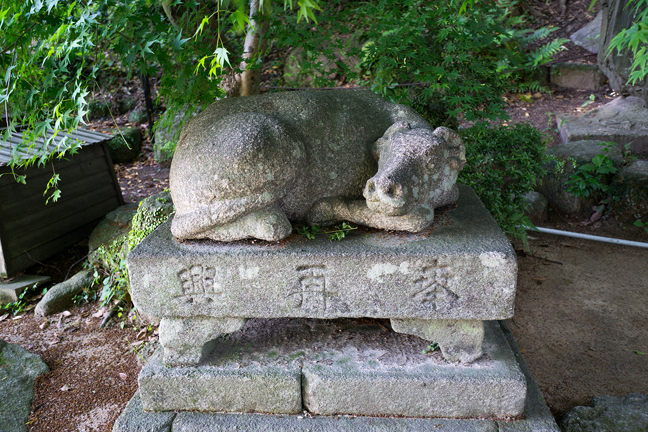 石の御神牛