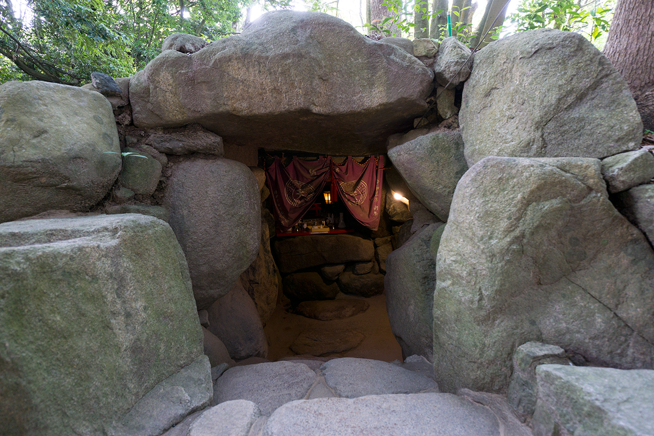 石造りの奥の院 内部