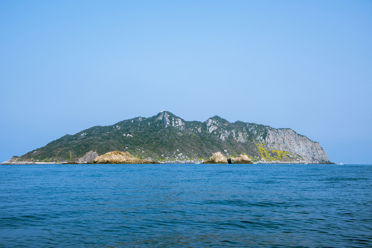 南東から眺めた沖ノ島
