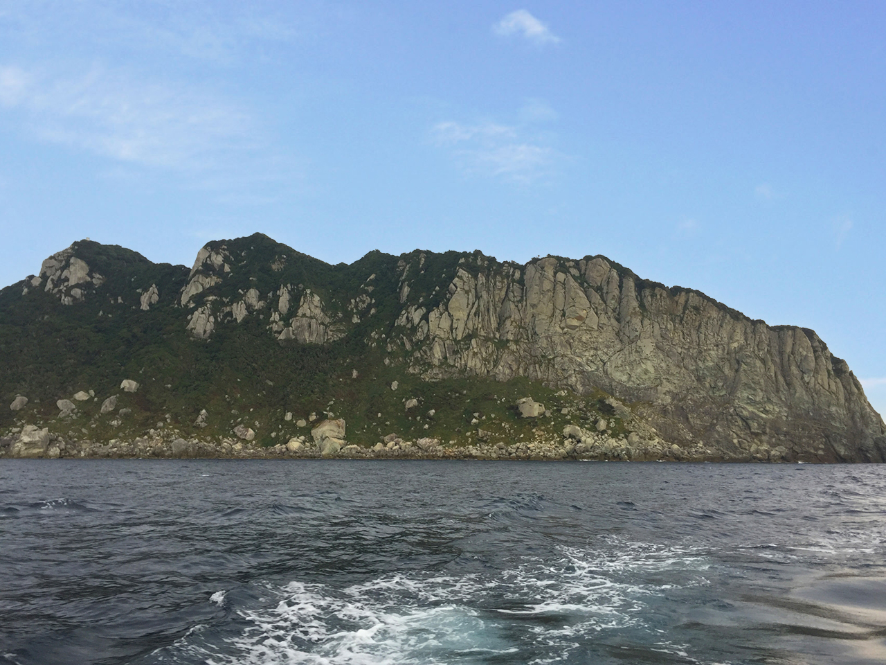 船から遠ざかる沖ノ島