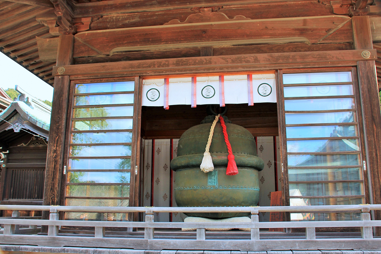 鈴堂に置かれた大鈴