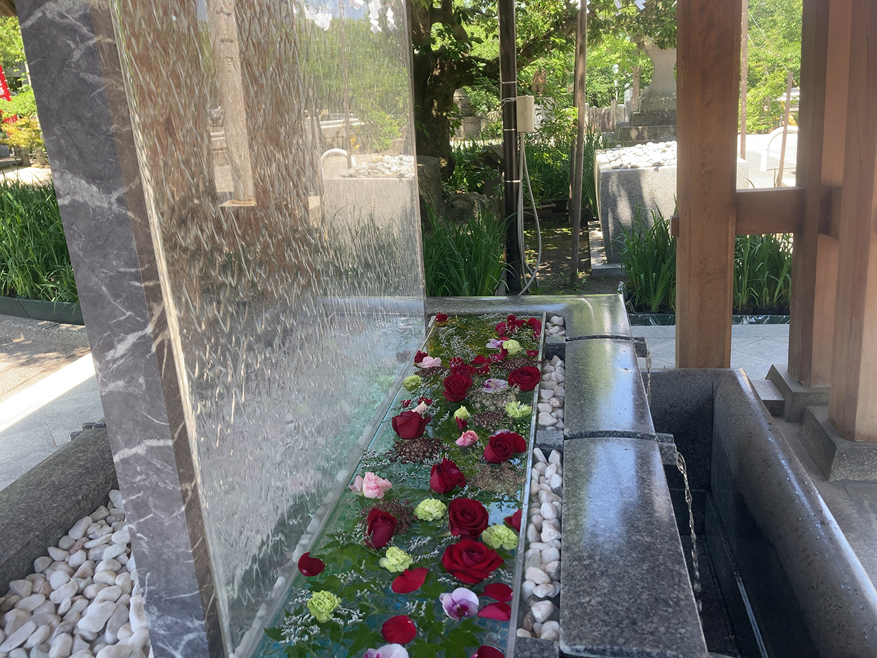 手水舎に置かれた花手水