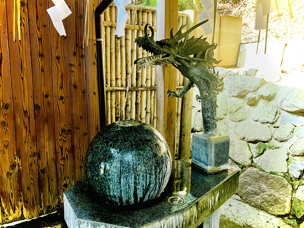 水神社の龍の手水舎