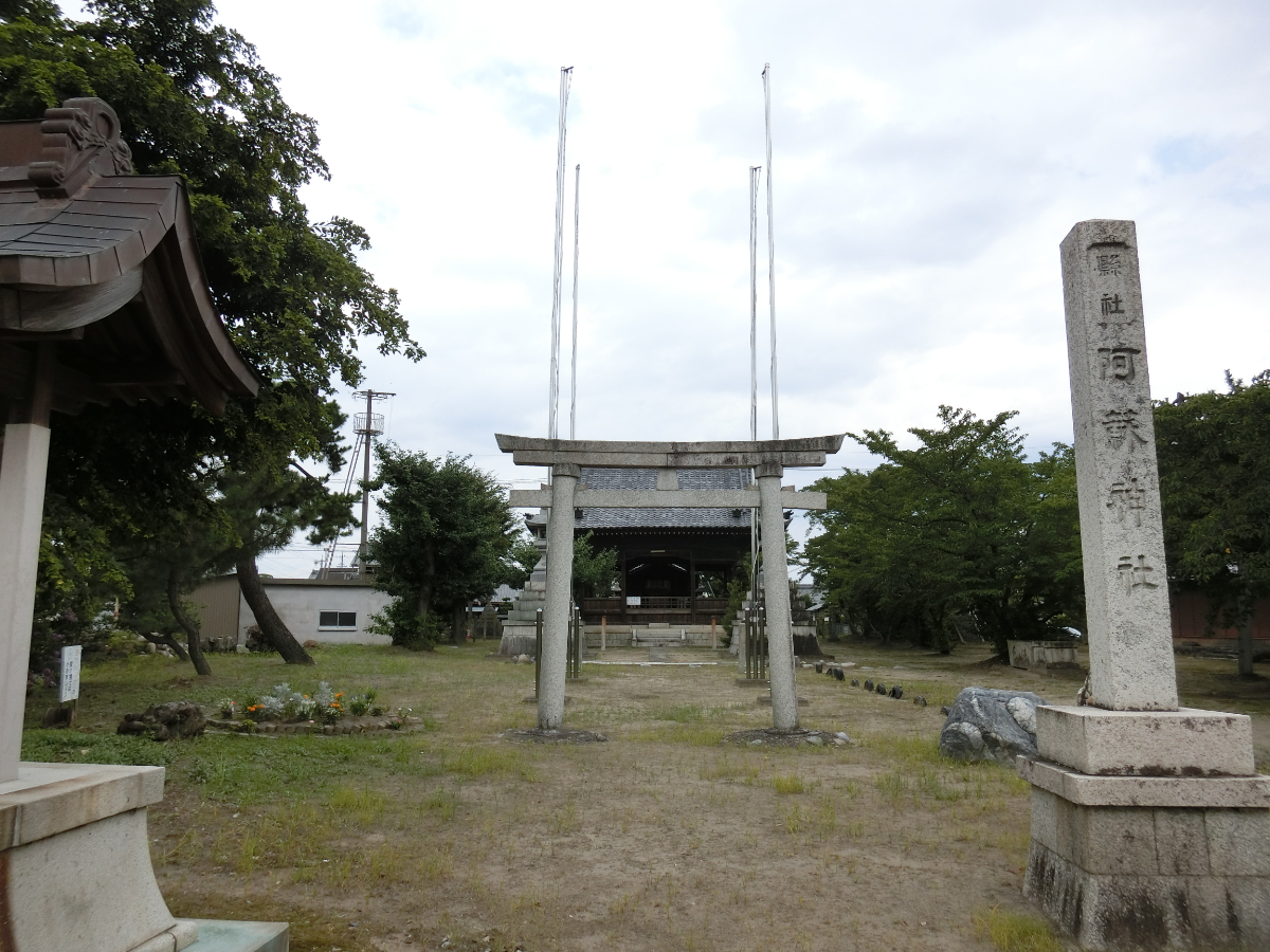 鳥居と拝殿