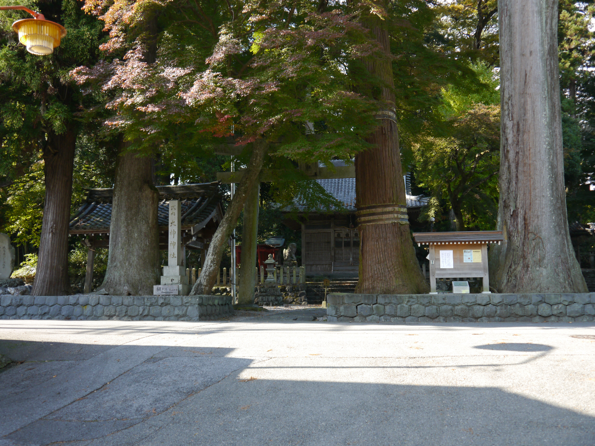 鳥居と拝殿