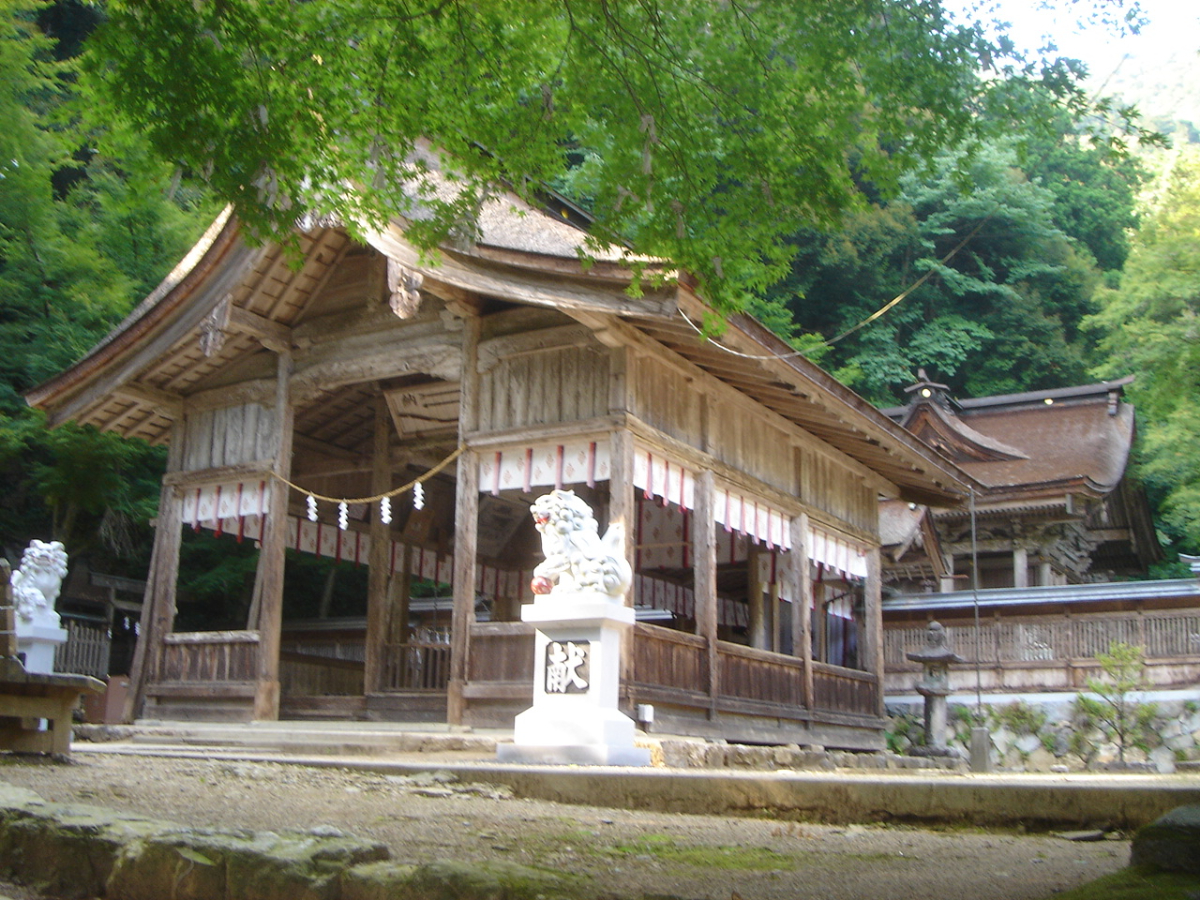 拝殿と本殿