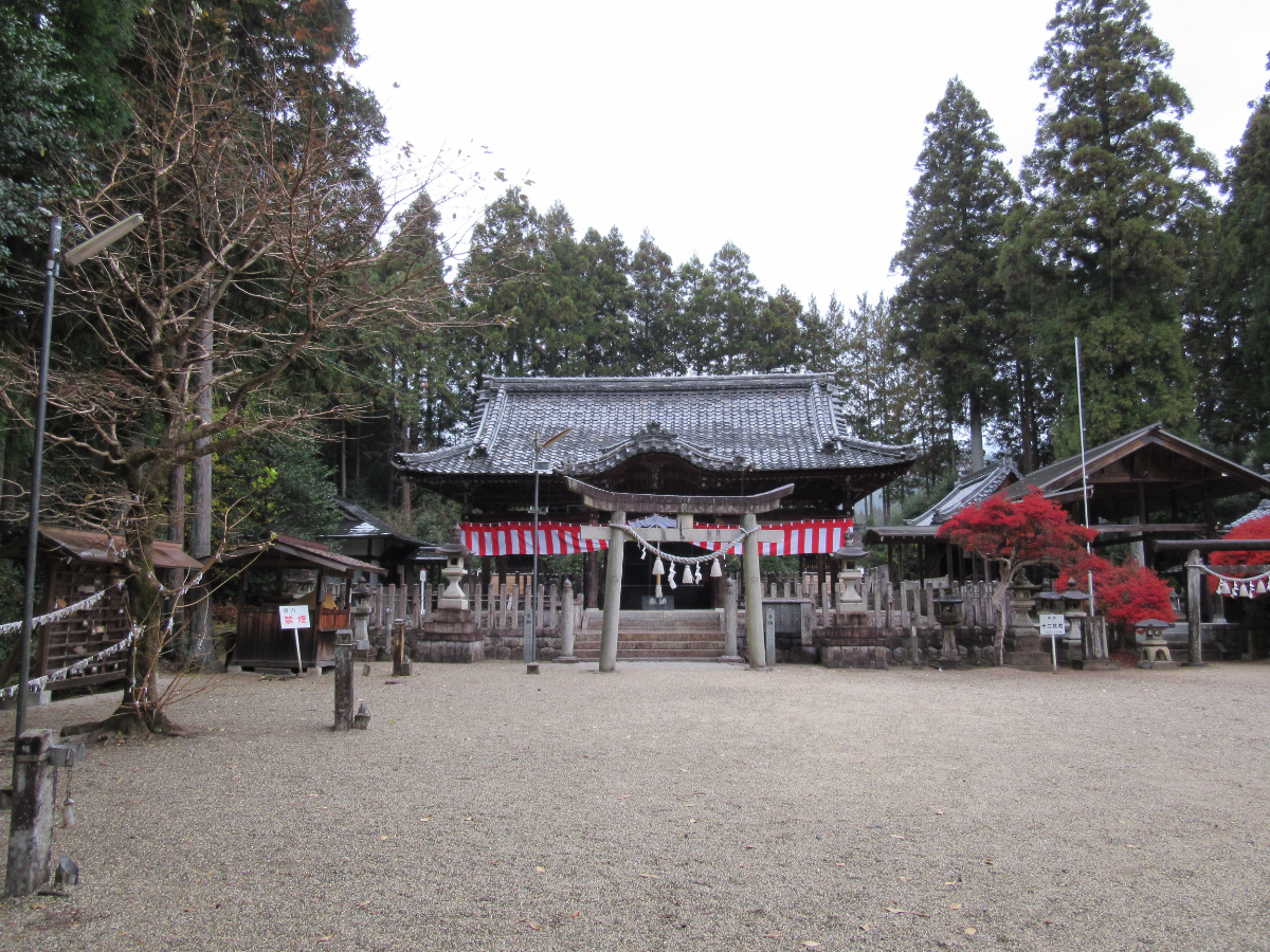 鳥居と拝殿
