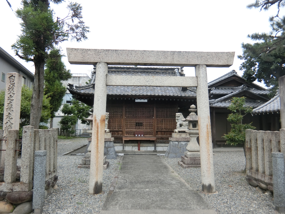 鳥居と拝殿