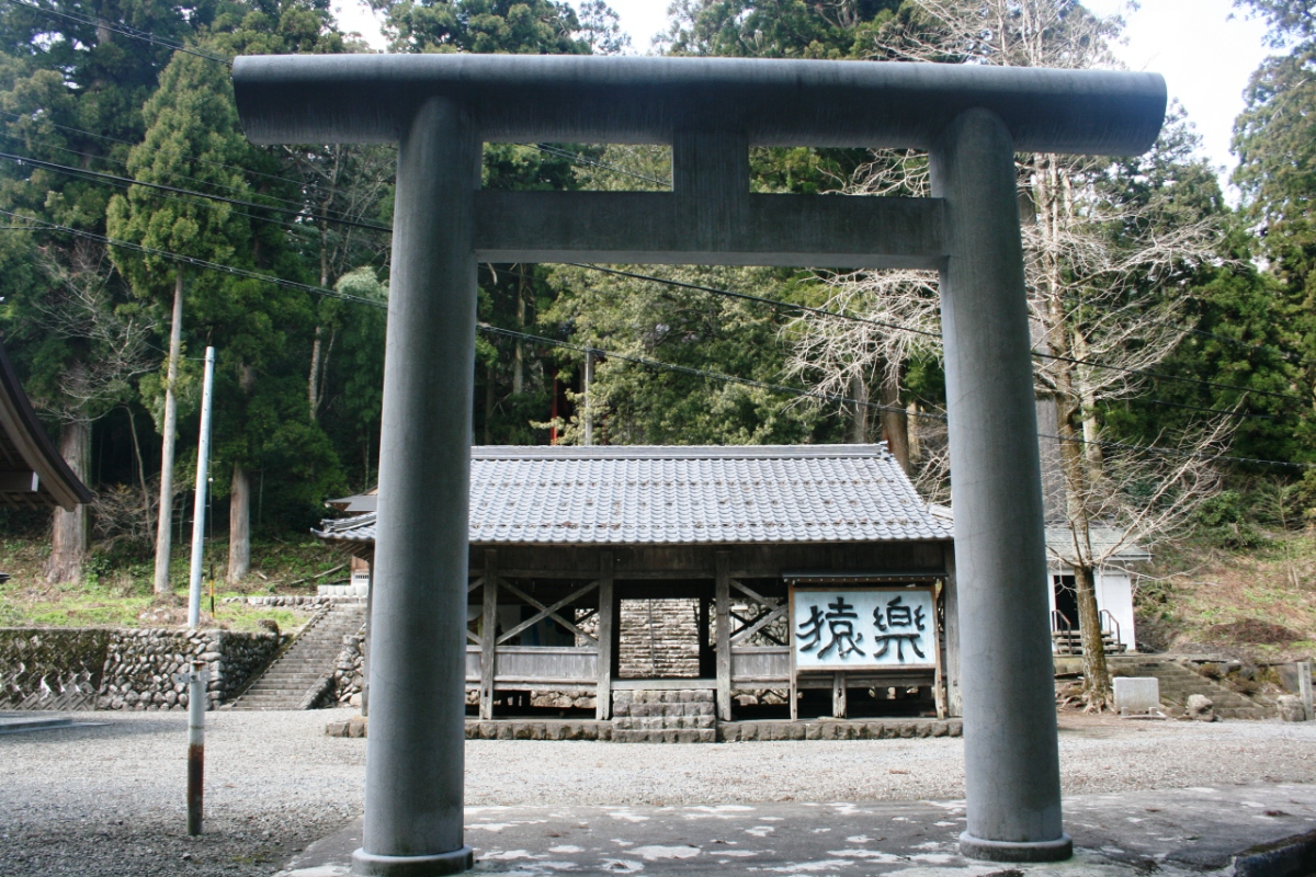 鳥居と拝殿