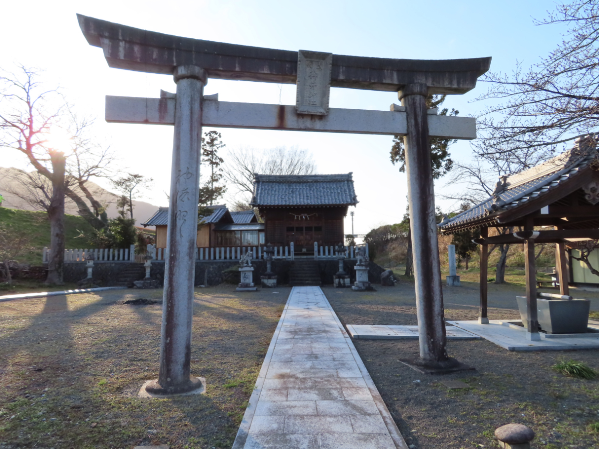 鳥居と拝殿