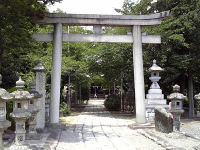 八剣神社 鳥居と参道