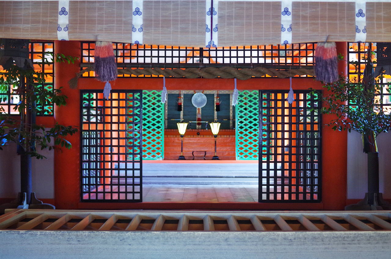 客神社 拝殿からみえる本殿